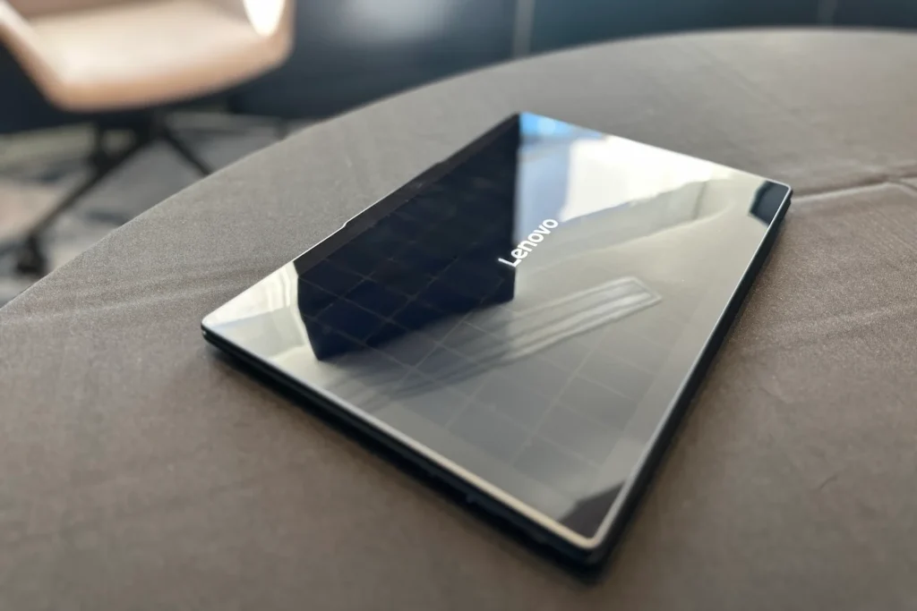 Yoga Solar PC: Laptop siêu mỏng của Lenovo sạc pin bằng ánh sáng mặt trời chỉ trong 20 phút 1 Lenovo Laptop Concept Yoga Solar 1