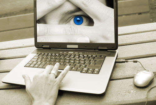 Ánh Sáng Xanh, Flicker và AI: Cuộc Cách Mạng Bảo Vệ Thị Lực Trong Thế Giới Màn Hình 2 laptop with eye