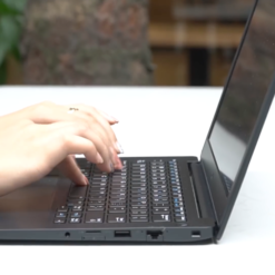 Dell Latitude E7290 (i7-8650U/ Ram 8GB/ SSD 256GB/ 13,3''FHD) 3 Thiet ke chua co ten 2025 08 23T111230.876